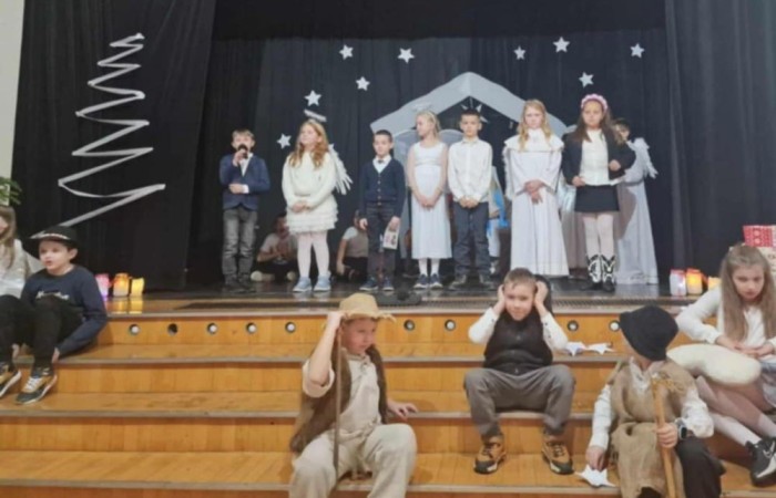 Jasełka to widowisko o Bożym Narodzeniu, które od wieków wpisane są w polska tradycję oraz jak corocznie były wystawiane w naszej szkole. W tym roku zostały przygotowane przez uczniów klas trzecich.
Program jasełek przedstawiał w sposób oryginalny i bardzo wymowny objawienie Daru Bożego Narodzenia. Piękna, skromna dekoracja, bardzo starannie przygotowane stroje Marii, Józefa, aniołów, pasterzy i dzieci przyciągały uwagę oglądających. Były tańce, śpiew z muzyką, gra światłem i przepiękne Polskie kolędy. Wszyscy poczuliśmy się jedną rodziną, w której panuje radość, wzajemna życzliwość i zrozumienie.
Serdecznie dziękujemy uczniom klas 3 za zaangażowanie w to przedsięwzięcie, których talenty aktorskie i muzyczne mogliśmy podziwiać.
Dziękujemy również rodzicom klas trzecich, którzy włożyli dużo starań, aby stroje młodych aktorów idealnie pasowały do odgrywanych przez nich ról.