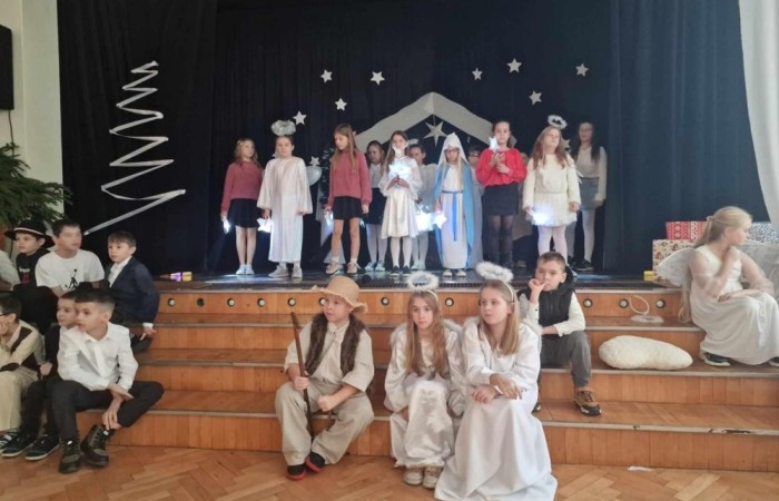 Jasełka to widowisko o Bożym Narodzeniu, które od wieków wpisane są w polska tradycję oraz jak corocznie były wystawiane w naszej szkole. W tym roku zostały przygotowane przez uczniów klas trzecich.
Program jasełek przedstawiał w sposób oryginalny i bardzo wymowny objawienie Daru Bożego Narodzenia. Piękna, skromna dekoracja, bardzo starannie przygotowane stroje Marii, Józefa, aniołów, pasterzy i dzieci przyciągały uwagę oglądających. Były tańce, śpiew z muzyką, gra światłem i przepiękne Polskie kolędy. Wszyscy poczuliśmy się jedną rodziną, w której panuje radość, wzajemna życzliwość i zrozumienie.
Serdecznie dziękujemy uczniom klas 3 za zaangażowanie w to przedsięwzięcie, których talenty aktorskie i muzyczne mogliśmy podziwiać.
Dziękujemy również rodzicom klas trzecich, którzy włożyli dużo starań, aby stroje młodych aktorów idealnie pasowały do odgrywanych przez nich ról.