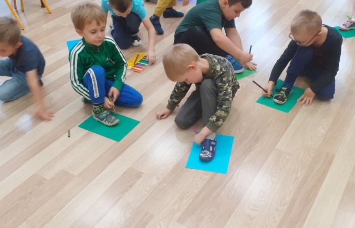 „Bajka wędruje po świecie,
dzisiaj do nas zawitała.
Drogie dzieci dobrze wiecie,
że was bajka pokochała!
A postacie z różnych bajek
zaraz pewnie Was odwiedzą…”

5 listopada obchodziliśmy Dzień Postaci z Bajek…
W salach panował bajeczny nastrój ?
Dzieciaki przypomniały sobie o bohaterach ulubionych Bajek oraz czerpały z tego mnóstwo radości i zabawy …
