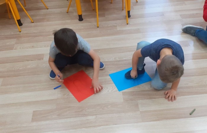 „Bajka wędruje po świecie,
dzisiaj do nas zawitała.
Drogie dzieci dobrze wiecie,
że was bajka pokochała!
A postacie z różnych bajek
zaraz pewnie Was odwiedzą…”

5 listopada obchodziliśmy Dzień Postaci z Bajek…
W salach panował bajeczny nastrój ?
Dzieciaki przypomniały sobie o bohaterach ulubionych Bajek oraz czerpały z tego mnóstwo radości i zabawy …
