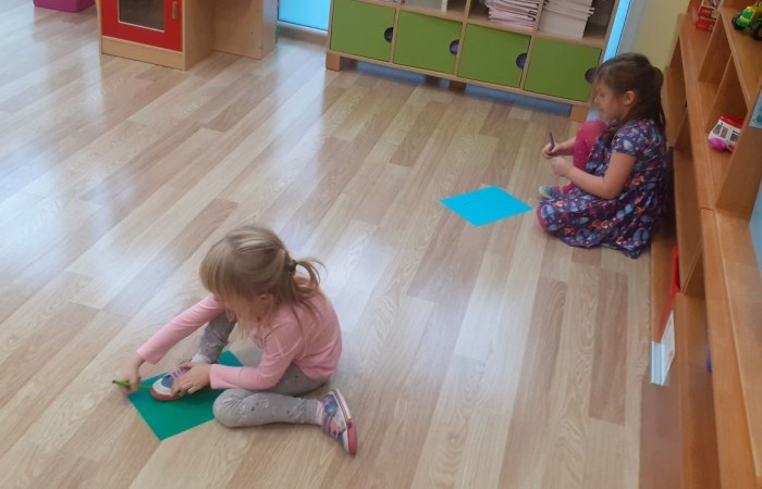 „Bajka wędruje po świecie,
dzisiaj do nas zawitała.
Drogie dzieci dobrze wiecie,
że was bajka pokochała!
A postacie z różnych bajek
zaraz pewnie Was odwiedzą…”

5 listopada obchodziliśmy Dzień Postaci z Bajek…
W salach panował bajeczny nastrój ?
Dzieciaki przypomniały sobie o bohaterach ulubionych Bajek oraz czerpały z tego mnóstwo radości i zabawy …
