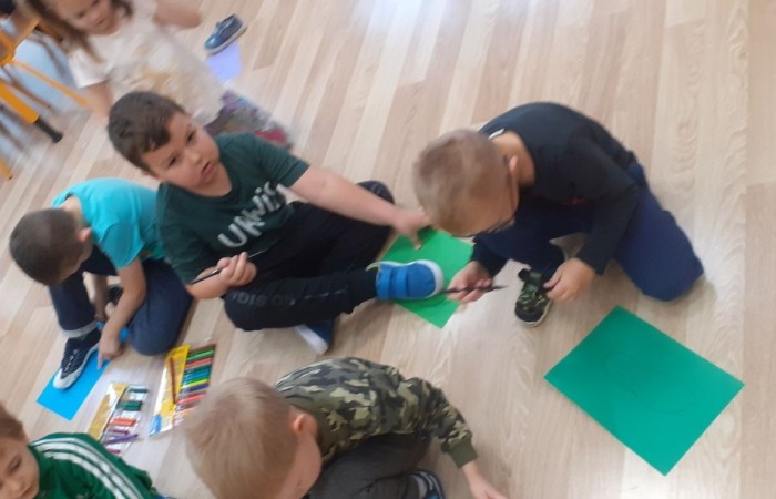 „Bajka wędruje po świecie,
dzisiaj do nas zawitała.
Drogie dzieci dobrze wiecie,
że was bajka pokochała!
A postacie z różnych bajek
zaraz pewnie Was odwiedzą…”

5 listopada obchodziliśmy Dzień Postaci z Bajek…
W salach panował bajeczny nastrój ?
Dzieciaki przypomniały sobie o bohaterach ulubionych Bajek oraz czerpały z tego mnóstwo radości i zabawy …
