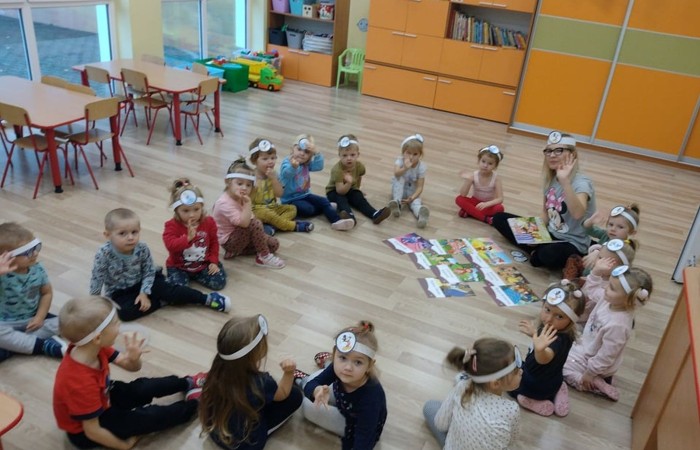 „Bajka wędruje po świecie,
dzisiaj do nas zawitała.
Drogie dzieci dobrze wiecie,
że was bajka pokochała!
A postacie z różnych bajek
zaraz pewnie Was odwiedzą…”

5 listopada obchodziliśmy Dzień Postaci z Bajek…
W salach panował bajeczny nastrój ?
Dzieciaki przypomniały sobie o bohaterach ulubionych Bajek oraz czerpały z tego mnóstwo radości i zabawy …
