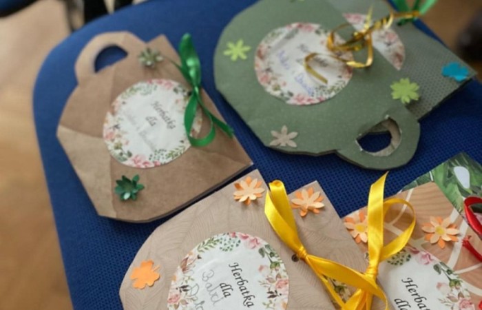 16 stycznia 2025 w naszej szkole odbyła się uroczystość z okazji Dnia Babci i Dziadka. Dzieci z klas trzecich zaprezentowały swoim Kochanym Babciom i Dziadkom przedstawienie Jasełkowe oraz wierszyki i piosenki. Złożyły również gorące życzenia i wręczyły przygotowane upominki. Babcie i Dziadkowie z nieukrywanym zachwytem podziwiali swoje wnuczęta występujące na scenie specjalnie dla nich. Nie kryli również wzruszenia i za występ swoje wnuczki i wnuków nagrodzili gromkimi brawami.  Przedstawienie, utrzymane jeszcze w świątecznym klimacie, uczniowie przygotowali razem ze swoimi wychowawczyniami. Na koniec, aktorzy otrzymali słodki poczęstunek.                                                                                                                                                                                                      
