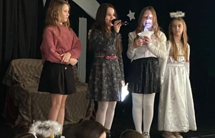 16 stycznia 2025 w naszej szkole odbyła się uroczystość z okazji Dnia Babci i Dziadka. Dzieci z klas trzecich zaprezentowały swoim Kochanym Babciom i Dziadkom przedstawienie Jasełkowe oraz wierszyki i piosenki. Złożyły również gorące życzenia i wręczyły przygotowane upominki. Babcie i Dziadkowie z nieukrywanym zachwytem podziwiali swoje wnuczęta występujące na scenie specjalnie dla nich. Nie kryli również wzruszenia i za występ swoje wnuczki i wnuków nagrodzili gromkimi brawami.  Przedstawienie, utrzymane jeszcze w świątecznym klimacie, uczniowie przygotowali razem ze swoimi wychowawczyniami. Na koniec, aktorzy otrzymali słodki poczęstunek.                                                                                                                                                                                                      
