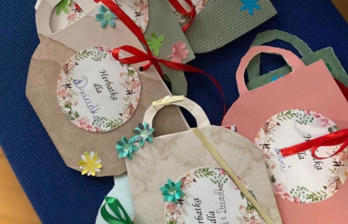 16 stycznia 2025 w naszej szkole odbyła się uroczystość z okazji Dnia Babci i Dziadka. Dzieci z klas trzecich zaprezentowały swoim Kochanym Babciom i Dziadkom przedstawienie Jasełkowe oraz wierszyki i piosenki. Złożyły również gorące życzenia i wręczyły przygotowane upominki. Babcie i Dziadkowie z nieukrywanym zachwytem podziwiali swoje wnuczęta występujące na scenie specjalnie dla nich. Nie kryli również wzruszenia i za występ swoje wnuczki i wnuków nagrodzili gromkimi brawami.  Przedstawienie, utrzymane jeszcze w świątecznym klimacie, uczniowie przygotowali razem ze swoimi wychowawczyniami. Na koniec, aktorzy otrzymali słodki poczęstunek.                                                                                                                                                                                                      
