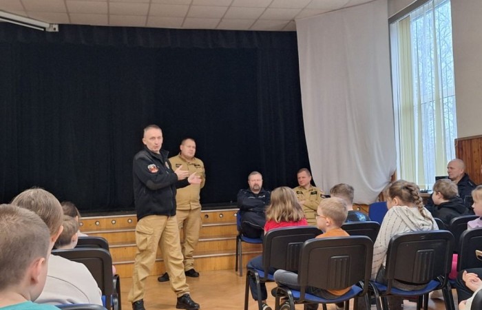 Bezpieczne ferie ze strażakami i policjantami

Dziś mieliśmy przyjemność gościć w naszych progach strażaków oraz policjantów, którzy przeprowadzili spotkania z uczniami na temat bezpieczeństwa podczas ferii zimowych. Był to prawdziwy zastrzyk wiedzy.
Dziękujemy naszym gościom za zaangażowanie i cenne wskazówki, które pomogą dzieciom spędzić zimowy wypoczynek w pełni bezpiecznie!
