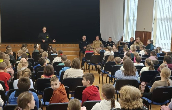 Bezpieczne ferie ze strażakami i policjantami

Dziś mieliśmy przyjemność gościć w naszych progach strażaków oraz policjantów, którzy przeprowadzili spotkania z uczniami na temat bezpieczeństwa podczas ferii zimowych. Był to prawdziwy zastrzyk wiedzy.
Dziękujemy naszym gościom za zaangażowanie i cenne wskazówki, które pomogą dzieciom spędzić zimowy wypoczynek w pełni bezpiecznie!
