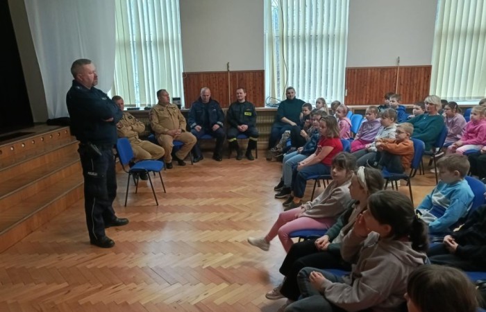 Bezpieczne ferie ze strażakami i policjantami

Dziś mieliśmy przyjemność gościć w naszych progach strażaków oraz policjantów, którzy przeprowadzili spotkania z uczniami na temat bezpieczeństwa podczas ferii zimowych. Był to prawdziwy zastrzyk wiedzy.
Dziękujemy naszym gościom za zaangażowanie i cenne wskazówki, które pomogą dzieciom spędzić zimowy wypoczynek w pełni bezpiecznie!
