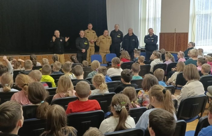 Bezpieczne ferie ze strażakami i policjantami

Dziś mieliśmy przyjemność gościć w naszych progach strażaków oraz policjantów, którzy przeprowadzili spotkania z uczniami na temat bezpieczeństwa podczas ferii zimowych. Był to prawdziwy zastrzyk wiedzy.
Dziękujemy naszym gościom za zaangażowanie i cenne wskazówki, które pomogą dzieciom spędzić zimowy wypoczynek w pełni bezpiecznie!
