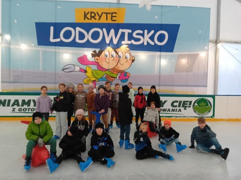 Dwa przedferyjne tygodnie lekcji wychowania fizycznego zdominowane zostały przez rekreacyjne zajęcia na lodowisku. Każda z klas IV – VIII Szkoły Podstawowej Nr 2, miała możliwość skorzystania z dwóch dwugodzinnych bloków, tej popularnej i przede wszystkim aktywnej formy spędzania czasu wolnego. To drugi sezon zimowy, po długiej przerwie, kiedy nasza placówka może uczestniczyć w tego typu zajęciach. Dlatego wyraźnie zauważalne są pozytywne efekty ich wpływu na naszych uczniów. Większość z nich dobrze radzi sobie z podstawami jazdy i chętnie bierze udział w zajęciach. Zachęcamy do kontynuowania przygody z tą atrakcyjną formą rekreacji również w czasie ferii.
