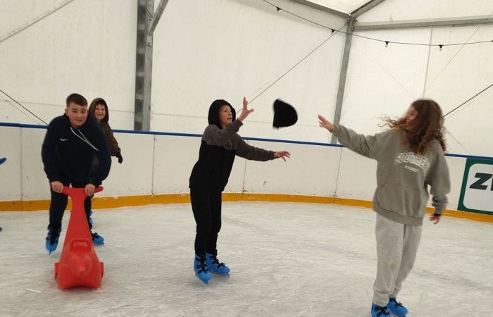 Dwa przedferyjne tygodnie lekcji wychowania fizycznego zdominowane zostały przez rekreacyjne zajęcia na lodowisku. Każda z klas IV – VIII Szkoły Podstawowej Nr 2, miała możliwość skorzystania z dwóch dwugodzinnych bloków, tej popularnej i przede wszystkim aktywnej formy spędzania czasu wolnego. To drugi sezon zimowy, po długiej przerwie, kiedy nasza placówka może uczestniczyć w tego typu zajęciach. Dlatego wyraźnie zauważalne są pozytywne efekty ich wpływu na naszych uczniów. Większość z nich dobrze radzi sobie z podstawami jazdy i chętnie bierze udział w zajęciach. Zachęcamy do kontynuowania przygody z tą atrakcyjną formą rekreacji również w czasie ferii.
