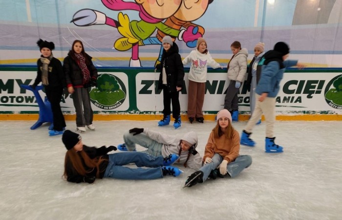 Dwa przedferyjne tygodnie lekcji wychowania fizycznego zdominowane zostały przez rekreacyjne zajęcia na lodowisku. Każda z klas IV – VIII Szkoły Podstawowej Nr 2, miała możliwość skorzystania z dwóch dwugodzinnych bloków, tej popularnej i przede wszystkim aktywnej formy spędzania czasu wolnego. To drugi sezon zimowy, po długiej przerwie, kiedy nasza placówka może uczestniczyć w tego typu zajęciach. Dlatego wyraźnie zauważalne są pozytywne efekty ich wpływu na naszych uczniów. Większość z nich dobrze radzi sobie z podstawami jazdy i chętnie bierze udział w zajęciach. Zachęcamy do kontynuowania przygody z tą atrakcyjną formą rekreacji również w czasie ferii.
