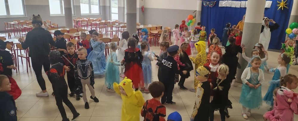 Karnawał to czas zabawy, przepełniony muzyką i tańcami. Dla przedszkolaków ze Szkoły Podstawowej nr 2 to jeden z najdłużej wyczekiwanych dni w roku. 
Aby uczcić ten wyjątkowy dzień, 23.01.2025 r. w przedszkolu w 