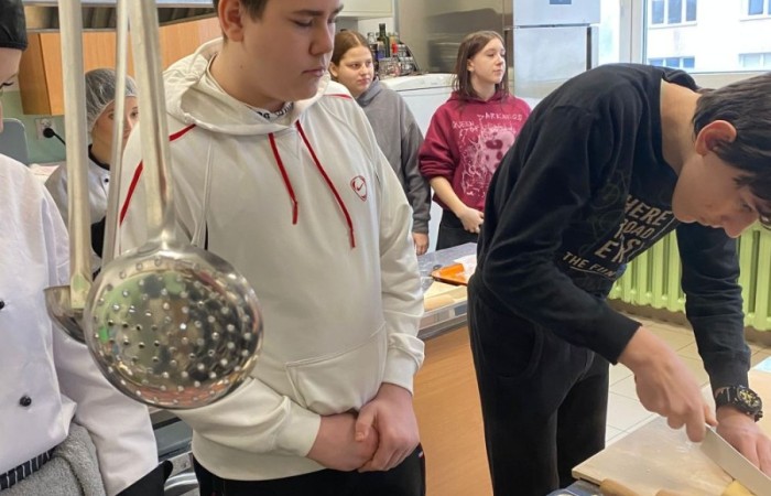 22 stycznia uczniowie naszej szkoły wzięli udział w warsztatach organizowanych w ramach doradztwa zawodowego przez Zespół Szkół Ekonomicznych i Technicznych w Pasłęku. Uczniowie mieli okazję zwiedzić szkołę a także spróbować swoich sił w różnych aktywnościach przypisanych do odpowiednich zawodów. Było to ciekawe doświadczenie.