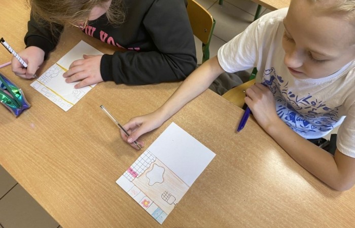 Podczas zajęć projektowych „ język angielski w praktyce” utrwalaliśmy i powtarzaliśmy słownictwo związane min. z opisem osoby, w tym wypadku ulubionej postaci z bajki, produktów żywieniowych czy opisem pokoju. Każdy uczeń omawia swoją pracę i  dodatkowo odpowiada na pytania nauczyciela. Tworzyliśmy także grę poświęconą stopniowaniu przymiotników i otaczającego naszą szkole krajobrazu. 