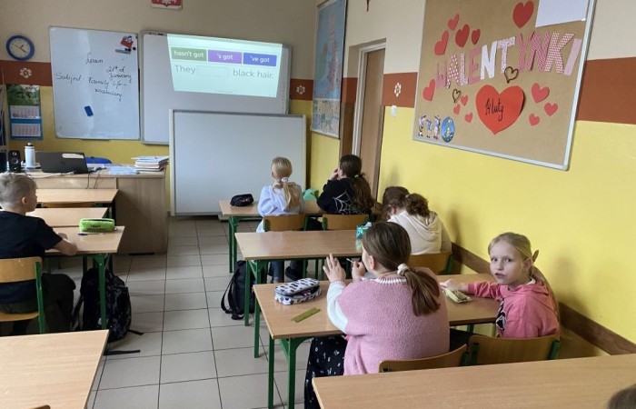 Podczas zajęć projektowych „ język angielski w praktyce” utrwalaliśmy i powtarzaliśmy słownictwo związane min. z opisem osoby, w tym wypadku ulubionej postaci z bajki, produktów żywieniowych czy opisem pokoju. Każdy uczeń omawia swoją pracę i  dodatkowo odpowiada na pytania nauczyciela. Tworzyliśmy także grę poświęconą stopniowaniu przymiotników i otaczającego naszą szkole krajobrazu. 