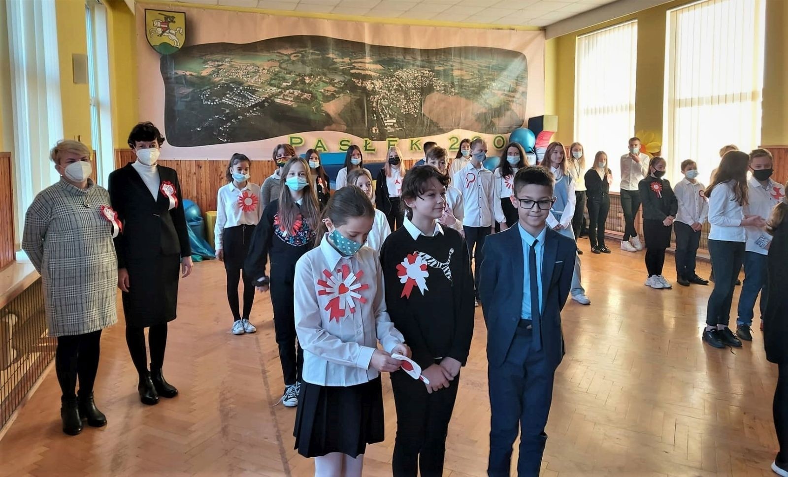 Dnia 10.11.2021 społeczność naszej szkoły świętowała Dzień Odzyskania Niepodległości. Niestety w reżimie sanitarnym odbył się uroczysty apel „Zaśpiewajmy dla Niepodległej” przygotowany przez wychowawcę kl.4b Panią Barbarę Rokitę przy udziale samorządów uczniowskich klas 4-8. Patriotyczny charakter uroczystości podkreśliły barwy narodowe, godło i hymn. Uczniowie  w ciekawej inscenizacji przedstawili losy narodu Polskiego wyjaśniając hasło NIEPODLEGŁA - kolejne rozbiory, zrywy niepodległościowe i nadzieje Polaków na odzyskanie wolności, wreszcie powrót na mapę Europy jako niepodległy, suwerenny kraj. Klasa 4b z zaangażowaniem zaśpiewała hymn państwowy, Szarą Piechotę, Pierwszą Brygadę, Polską flagę i piosenkę „Jestem Polką i Polakiem” pod kierunkiem Pani Iwony Matukiewicz. Cała szkoła o godz.11.11 na spotkaniu z wychowawcą odśpiewała hymn państwowy. Nauczyciele przygotowali różnorodne zadania pt. „ 11 Listopada”. Słychać było pieśni patriotyczne, była także degustacja rogali świętomarcińskich. Wolontariusze pod opieką Pani Beaty Ziębickiej rozdawali kotyliony niepodległościowe. To była bezcenne lekcja historii. Dziękujemy wszystkim za zaangażowanie w dniu świętowania niepodległości.
