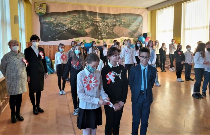 Dnia 10.11.2021 społeczność naszej szkoły świętowała Dzień Odzyskania Niepodległości. Niestety w reżimie sanitarnym odbył się uroczysty apel „Zaśpiewajmy dla Niepodległej” przygotowany przez wychowawcę kl.4b Panią Barbarę Rokitę przy udziale samorządów uczniowskich klas 4-8. Patriotyczny charakter uroczystości podkreśliły barwy narodowe, godło i hymn. Uczniowie  w ciekawej inscenizacji przedstawili losy narodu Polskiego wyjaśniając hasło NIEPODLEGŁA - kolejne rozbiory, zrywy niepodległościowe i nadzieje Polaków na odzyskanie wolności, wreszcie powrót na mapę Europy jako niepodległy, suwerenny kraj. Klasa 4b z zaangażowaniem zaśpiewała hymn państwowy, Szarą Piechotę, Pierwszą Brygadę, Polską flagę i piosenkę „Jestem Polką i Polakiem” pod kierunkiem Pani Iwony Matukiewicz. Cała szkoła o godz.11.11 na spotkaniu z wychowawcą odśpiewała hymn państwowy. Nauczyciele przygotowali różnorodne zadania pt. „ 11 Listopada”. Słychać było pieśni patriotyczne, była także degustacja rogali świętomarcińskich. Wolontariusze pod opieką Pani Beaty Ziębickiej rozdawali kotyliony niepodległościowe. To była bezcenne lekcja historii. Dziękujemy wszystkim za zaangażowanie w dniu świętowania niepodległości.