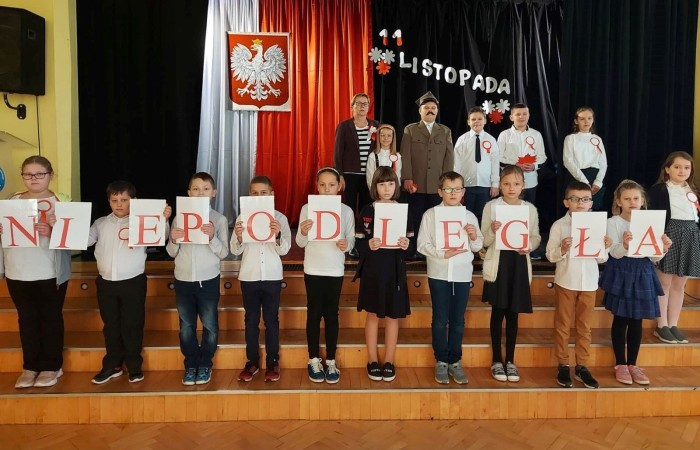 Dnia 10.11.2021 społeczność naszej szkoły świętowała Dzień Odzyskania Niepodległości. Niestety w reżimie sanitarnym odbył się uroczysty apel „Zaśpiewajmy dla Niepodległej” przygotowany przez wychowawcę kl.4b Panią Barbarę Rokitę przy udziale samorządów uczniowskich klas 4-8. Patriotyczny charakter uroczystości podkreśliły barwy narodowe, godło i hymn. Uczniowie  w ciekawej inscenizacji przedstawili losy narodu Polskiego wyjaśniając hasło NIEPODLEGŁA - kolejne rozbiory, zrywy niepodległościowe i nadzieje Polaków na odzyskanie wolności, wreszcie powrót na mapę Europy jako niepodległy, suwerenny kraj. Klasa 4b z zaangażowaniem zaśpiewała hymn państwowy, Szarą Piechotę, Pierwszą Brygadę, Polską flagę i piosenkę „Jestem Polką i Polakiem” pod kierunkiem Pani Iwony Matukiewicz. Cała szkoła o godz.11.11 na spotkaniu z wychowawcą odśpiewała hymn państwowy. Nauczyciele przygotowali różnorodne zadania pt. „ 11 Listopada”. Słychać było pieśni patriotyczne, była także degustacja rogali świętomarcińskich. Wolontariusze pod opieką Pani Beaty Ziębickiej rozdawali kotyliony niepodległościowe. To była bezcenne lekcja historii. Dziękujemy wszystkim za zaangażowanie w dniu świętowania niepodległości.