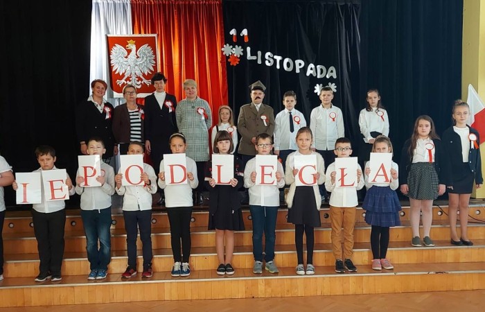 Dnia 10.11.2021 społeczność naszej szkoły świętowała Dzień Odzyskania Niepodległości. Niestety w reżimie sanitarnym odbył się uroczysty apel „Zaśpiewajmy dla Niepodległej” przygotowany przez wychowawcę kl.4b Panią Barbarę Rokitę przy udziale samorządów uczniowskich klas 4-8. Patriotyczny charakter uroczystości podkreśliły barwy narodowe, godło i hymn. Uczniowie  w ciekawej inscenizacji przedstawili losy narodu Polskiego wyjaśniając hasło NIEPODLEGŁA - kolejne rozbiory, zrywy niepodległościowe i nadzieje Polaków na odzyskanie wolności, wreszcie powrót na mapę Europy jako niepodległy, suwerenny kraj. Klasa 4b z zaangażowaniem zaśpiewała hymn państwowy, Szarą Piechotę, Pierwszą Brygadę, Polską flagę i piosenkę „Jestem Polką i Polakiem” pod kierunkiem Pani Iwony Matukiewicz. Cała szkoła o godz.11.11 na spotkaniu z wychowawcą odśpiewała hymn państwowy. Nauczyciele przygotowali różnorodne zadania pt. „ 11 Listopada”. Słychać było pieśni patriotyczne, była także degustacja rogali świętomarcińskich. Wolontariusze pod opieką Pani Beaty Ziębickiej rozdawali kotyliony niepodległościowe. To była bezcenne lekcja historii. Dziękujemy wszystkim za zaangażowanie w dniu świętowania niepodległości.