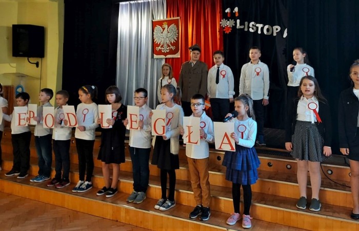 Dnia 10.11.2021 społeczność naszej szkoły świętowała Dzień Odzyskania Niepodległości. Niestety w reżimie sanitarnym odbył się uroczysty apel „Zaśpiewajmy dla Niepodległej” przygotowany przez wychowawcę kl.4b Panią Barbarę Rokitę przy udziale samorządów uczniowskich klas 4-8. Patriotyczny charakter uroczystości podkreśliły barwy narodowe, godło i hymn. Uczniowie  w ciekawej inscenizacji przedstawili losy narodu Polskiego wyjaśniając hasło NIEPODLEGŁA - kolejne rozbiory, zrywy niepodległościowe i nadzieje Polaków na odzyskanie wolności, wreszcie powrót na mapę Europy jako niepodległy, suwerenny kraj. Klasa 4b z zaangażowaniem zaśpiewała hymn państwowy, Szarą Piechotę, Pierwszą Brygadę, Polską flagę i piosenkę „Jestem Polką i Polakiem” pod kierunkiem Pani Iwony Matukiewicz. Cała szkoła o godz.11.11 na spotkaniu z wychowawcą odśpiewała hymn państwowy. Nauczyciele przygotowali różnorodne zadania pt. „ 11 Listopada”. Słychać było pieśni patriotyczne, była także degustacja rogali świętomarcińskich. Wolontariusze pod opieką Pani Beaty Ziębickiej rozdawali kotyliony niepodległościowe. To była bezcenne lekcja historii. Dziękujemy wszystkim za zaangażowanie w dniu świętowania niepodległości.