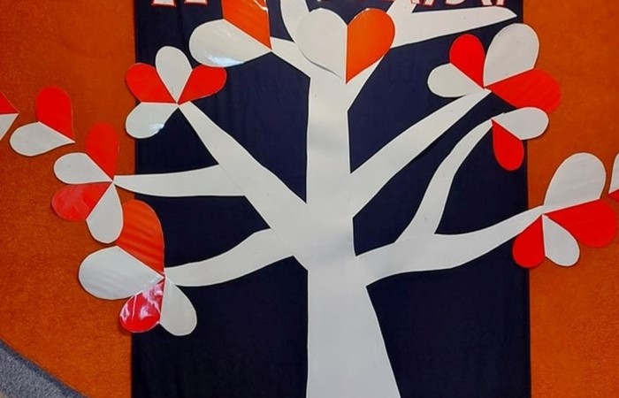 Dnia 10.11.2021 społeczność naszej szkoły świętowała Dzień Odzyskania Niepodległości. Niestety w reżimie sanitarnym odbył się uroczysty apel „Zaśpiewajmy dla Niepodległej” przygotowany przez wychowawcę kl.4b Panią Barbarę Rokitę przy udziale samorządów uczniowskich klas 4-8. Patriotyczny charakter uroczystości podkreśliły barwy narodowe, godło i hymn. Uczniowie  w ciekawej inscenizacji przedstawili losy narodu Polskiego wyjaśniając hasło NIEPODLEGŁA - kolejne rozbiory, zrywy niepodległościowe i nadzieje Polaków na odzyskanie wolności, wreszcie powrót na mapę Europy jako niepodległy, suwerenny kraj. Klasa 4b z zaangażowaniem zaśpiewała hymn państwowy, Szarą Piechotę, Pierwszą Brygadę, Polską flagę i piosenkę „Jestem Polką i Polakiem” pod kierunkiem Pani Iwony Matukiewicz. Cała szkoła o godz.11.11 na spotkaniu z wychowawcą odśpiewała hymn państwowy. Nauczyciele przygotowali różnorodne zadania pt. „ 11 Listopada”. Słychać było pieśni patriotyczne, była także degustacja rogali świętomarcińskich. Wolontariusze pod opieką Pani Beaty Ziębickiej rozdawali kotyliony niepodległościowe. To była bezcenne lekcja historii. Dziękujemy wszystkim za zaangażowanie w dniu świętowania niepodległości.