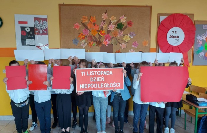 Dnia 10.11.2021 społeczność naszej szkoły świętowała Dzień Odzyskania Niepodległości. Niestety w reżimie sanitarnym odbył się uroczysty apel „Zaśpiewajmy dla Niepodległej” przygotowany przez wychowawcę kl.4b Panią Barbarę Rokitę przy udziale samorządów uczniowskich klas 4-8. Patriotyczny charakter uroczystości podkreśliły barwy narodowe, godło i hymn. Uczniowie  w ciekawej inscenizacji przedstawili losy narodu Polskiego wyjaśniając hasło NIEPODLEGŁA - kolejne rozbiory, zrywy niepodległościowe i nadzieje Polaków na odzyskanie wolności, wreszcie powrót na mapę Europy jako niepodległy, suwerenny kraj. Klasa 4b z zaangażowaniem zaśpiewała hymn państwowy, Szarą Piechotę, Pierwszą Brygadę, Polską flagę i piosenkę „Jestem Polką i Polakiem” pod kierunkiem Pani Iwony Matukiewicz. Cała szkoła o godz.11.11 na spotkaniu z wychowawcą odśpiewała hymn państwowy. Nauczyciele przygotowali różnorodne zadania pt. „ 11 Listopada”. Słychać było pieśni patriotyczne, była także degustacja rogali świętomarcińskich. Wolontariusze pod opieką Pani Beaty Ziębickiej rozdawali kotyliony niepodległościowe. To była bezcenne lekcja historii. Dziękujemy wszystkim za zaangażowanie w dniu świętowania niepodległości.