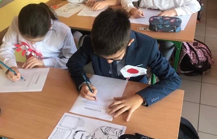 Dnia 10.11.2021 społeczność naszej szkoły świętowała Dzień Odzyskania Niepodległości. Niestety w reżimie sanitarnym odbył się uroczysty apel „Zaśpiewajmy dla Niepodległej” przygotowany przez wychowawcę kl.4b Panią Barbarę Rokitę przy udziale samorządów uczniowskich klas 4-8. Patriotyczny charakter uroczystości podkreśliły barwy narodowe, godło i hymn. Uczniowie  w ciekawej inscenizacji przedstawili losy narodu Polskiego wyjaśniając hasło NIEPODLEGŁA - kolejne rozbiory, zrywy niepodległościowe i nadzieje Polaków na odzyskanie wolności, wreszcie powrót na mapę Europy jako niepodległy, suwerenny kraj. Klasa 4b z zaangażowaniem zaśpiewała hymn państwowy, Szarą Piechotę, Pierwszą Brygadę, Polską flagę i piosenkę „Jestem Polką i Polakiem” pod kierunkiem Pani Iwony Matukiewicz. Cała szkoła o godz.11.11 na spotkaniu z wychowawcą odśpiewała hymn państwowy. Nauczyciele przygotowali różnorodne zadania pt. „ 11 Listopada”. Słychać było pieśni patriotyczne, była także degustacja rogali świętomarcińskich. Wolontariusze pod opieką Pani Beaty Ziębickiej rozdawali kotyliony niepodległościowe. To była bezcenne lekcja historii. Dziękujemy wszystkim za zaangażowanie w dniu świętowania niepodległości.