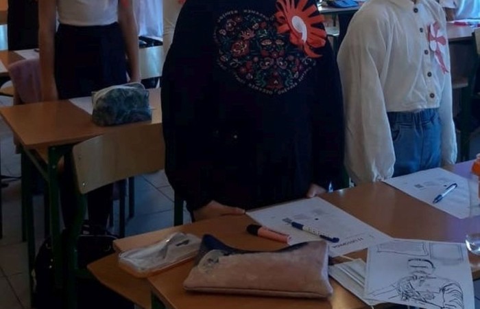 Dnia 10.11.2021 społeczność naszej szkoły świętowała Dzień Odzyskania Niepodległości. Niestety w reżimie sanitarnym odbył się uroczysty apel „Zaśpiewajmy dla Niepodległej” przygotowany przez wychowawcę kl.4b Panią Barbarę Rokitę przy udziale samorządów uczniowskich klas 4-8. Patriotyczny charakter uroczystości podkreśliły barwy narodowe, godło i hymn. Uczniowie  w ciekawej inscenizacji przedstawili losy narodu Polskiego wyjaśniając hasło NIEPODLEGŁA - kolejne rozbiory, zrywy niepodległościowe i nadzieje Polaków na odzyskanie wolności, wreszcie powrót na mapę Europy jako niepodległy, suwerenny kraj. Klasa 4b z zaangażowaniem zaśpiewała hymn państwowy, Szarą Piechotę, Pierwszą Brygadę, Polską flagę i piosenkę „Jestem Polką i Polakiem” pod kierunkiem Pani Iwony Matukiewicz. Cała szkoła o godz.11.11 na spotkaniu z wychowawcą odśpiewała hymn państwowy. Nauczyciele przygotowali różnorodne zadania pt. „ 11 Listopada”. Słychać było pieśni patriotyczne, była także degustacja rogali świętomarcińskich. Wolontariusze pod opieką Pani Beaty Ziębickiej rozdawali kotyliony niepodległościowe. To była bezcenne lekcja historii. Dziękujemy wszystkim za zaangażowanie w dniu świętowania niepodległości.