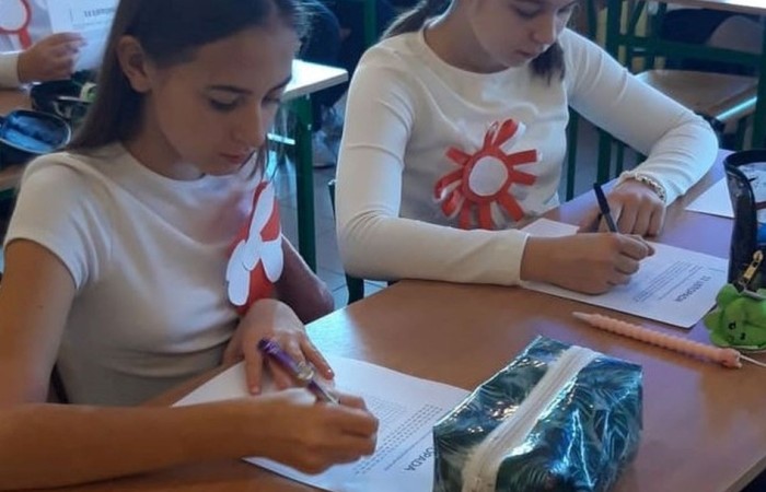 Dnia 10.11.2021 społeczność naszej szkoły świętowała Dzień Odzyskania Niepodległości. Niestety w reżimie sanitarnym odbył się uroczysty apel „Zaśpiewajmy dla Niepodległej” przygotowany przez wychowawcę kl.4b Panią Barbarę Rokitę przy udziale samorządów uczniowskich klas 4-8. Patriotyczny charakter uroczystości podkreśliły barwy narodowe, godło i hymn. Uczniowie  w ciekawej inscenizacji przedstawili losy narodu Polskiego wyjaśniając hasło NIEPODLEGŁA - kolejne rozbiory, zrywy niepodległościowe i nadzieje Polaków na odzyskanie wolności, wreszcie powrót na mapę Europy jako niepodległy, suwerenny kraj. Klasa 4b z zaangażowaniem zaśpiewała hymn państwowy, Szarą Piechotę, Pierwszą Brygadę, Polską flagę i piosenkę „Jestem Polką i Polakiem” pod kierunkiem Pani Iwony Matukiewicz. Cała szkoła o godz.11.11 na spotkaniu z wychowawcą odśpiewała hymn państwowy. Nauczyciele przygotowali różnorodne zadania pt. „ 11 Listopada”. Słychać było pieśni patriotyczne, była także degustacja rogali świętomarcińskich. Wolontariusze pod opieką Pani Beaty Ziębickiej rozdawali kotyliony niepodległościowe. To była bezcenne lekcja historii. Dziękujemy wszystkim za zaangażowanie w dniu świętowania niepodległości.