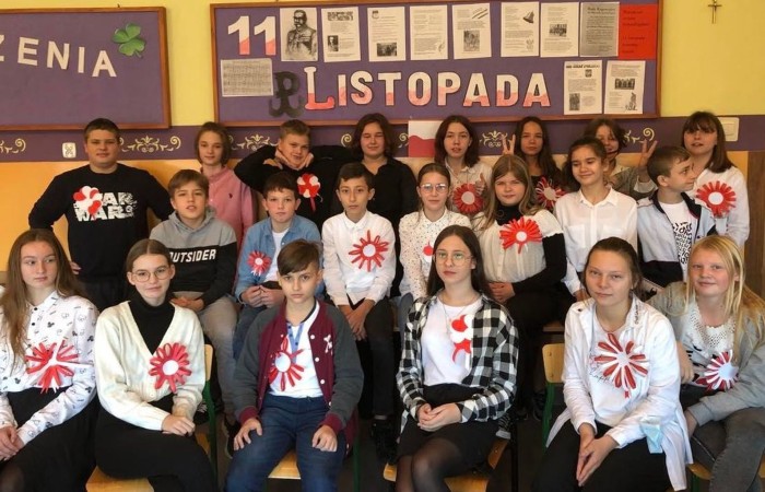 Dnia 10.11.2021 społeczność naszej szkoły świętowała Dzień Odzyskania Niepodległości. Niestety w reżimie sanitarnym odbył się uroczysty apel „Zaśpiewajmy dla Niepodległej” przygotowany przez wychowawcę kl.4b Panią Barbarę Rokitę przy udziale samorządów uczniowskich klas 4-8. Patriotyczny charakter uroczystości podkreśliły barwy narodowe, godło i hymn. Uczniowie  w ciekawej inscenizacji przedstawili losy narodu Polskiego wyjaśniając hasło NIEPODLEGŁA - kolejne rozbiory, zrywy niepodległościowe i nadzieje Polaków na odzyskanie wolności, wreszcie powrót na mapę Europy jako niepodległy, suwerenny kraj. Klasa 4b z zaangażowaniem zaśpiewała hymn państwowy, Szarą Piechotę, Pierwszą Brygadę, Polską flagę i piosenkę „Jestem Polką i Polakiem” pod kierunkiem Pani Iwony Matukiewicz. Cała szkoła o godz.11.11 na spotkaniu z wychowawcą odśpiewała hymn państwowy. Nauczyciele przygotowali różnorodne zadania pt. „ 11 Listopada”. Słychać było pieśni patriotyczne, była także degustacja rogali świętomarcińskich. Wolontariusze pod opieką Pani Beaty Ziębickiej rozdawali kotyliony niepodległościowe. To była bezcenne lekcja historii. Dziękujemy wszystkim za zaangażowanie w dniu świętowania niepodległości.