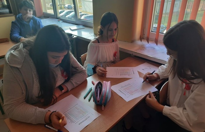 Dnia 10.11.2021 społeczność naszej szkoły świętowała Dzień Odzyskania Niepodległości. Niestety w reżimie sanitarnym odbył się uroczysty apel „Zaśpiewajmy dla Niepodległej” przygotowany przez wychowawcę kl.4b Panią Barbarę Rokitę przy udziale samorządów uczniowskich klas 4-8. Patriotyczny charakter uroczystości podkreśliły barwy narodowe, godło i hymn. Uczniowie  w ciekawej inscenizacji przedstawili losy narodu Polskiego wyjaśniając hasło NIEPODLEGŁA - kolejne rozbiory, zrywy niepodległościowe i nadzieje Polaków na odzyskanie wolności, wreszcie powrót na mapę Europy jako niepodległy, suwerenny kraj. Klasa 4b z zaangażowaniem zaśpiewała hymn państwowy, Szarą Piechotę, Pierwszą Brygadę, Polską flagę i piosenkę „Jestem Polką i Polakiem” pod kierunkiem Pani Iwony Matukiewicz. Cała szkoła o godz.11.11 na spotkaniu z wychowawcą odśpiewała hymn państwowy. Nauczyciele przygotowali różnorodne zadania pt. „ 11 Listopada”. Słychać było pieśni patriotyczne, była także degustacja rogali świętomarcińskich. Wolontariusze pod opieką Pani Beaty Ziębickiej rozdawali kotyliony niepodległościowe. To była bezcenne lekcja historii. Dziękujemy wszystkim za zaangażowanie w dniu świętowania niepodległości.