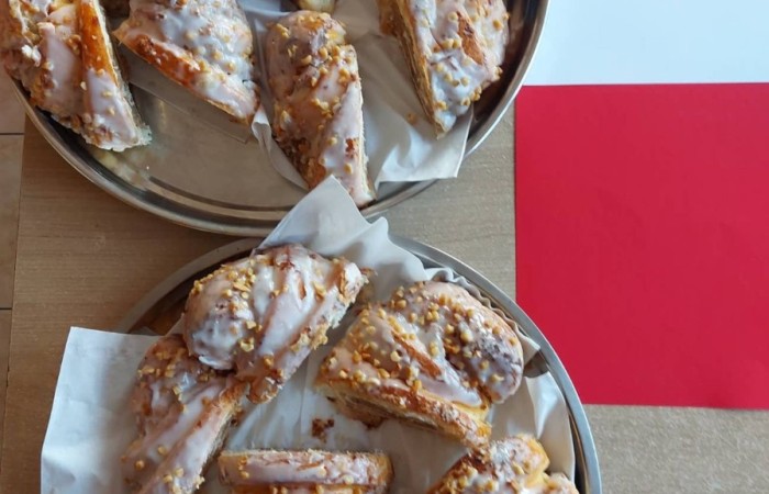 Dnia 10.11.2021 społeczność naszej szkoły świętowała Dzień Odzyskania Niepodległości. Niestety w reżimie sanitarnym odbył się uroczysty apel „Zaśpiewajmy dla Niepodległej” przygotowany przez wychowawcę kl.4b Panią Barbarę Rokitę przy udziale samorządów uczniowskich klas 4-8. Patriotyczny charakter uroczystości podkreśliły barwy narodowe, godło i hymn. Uczniowie  w ciekawej inscenizacji przedstawili losy narodu Polskiego wyjaśniając hasło NIEPODLEGŁA - kolejne rozbiory, zrywy niepodległościowe i nadzieje Polaków na odzyskanie wolności, wreszcie powrót na mapę Europy jako niepodległy, suwerenny kraj. Klasa 4b z zaangażowaniem zaśpiewała hymn państwowy, Szarą Piechotę, Pierwszą Brygadę, Polską flagę i piosenkę „Jestem Polką i Polakiem” pod kierunkiem Pani Iwony Matukiewicz. Cała szkoła o godz.11.11 na spotkaniu z wychowawcą odśpiewała hymn państwowy. Nauczyciele przygotowali różnorodne zadania pt. „ 11 Listopada”. Słychać było pieśni patriotyczne, była także degustacja rogali świętomarcińskich. Wolontariusze pod opieką Pani Beaty Ziębickiej rozdawali kotyliony niepodległościowe. To była bezcenne lekcja historii. Dziękujemy wszystkim za zaangażowanie w dniu świętowania niepodległości.