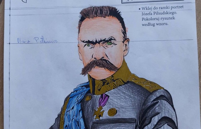 Dnia 10.11.2021 społeczność naszej szkoły świętowała Dzień Odzyskania Niepodległości. Niestety w reżimie sanitarnym odbył się uroczysty apel „Zaśpiewajmy dla Niepodległej” przygotowany przez wychowawcę kl.4b Panią Barbarę Rokitę przy udziale samorządów uczniowskich klas 4-8. Patriotyczny charakter uroczystości podkreśliły barwy narodowe, godło i hymn. Uczniowie  w ciekawej inscenizacji przedstawili losy narodu Polskiego wyjaśniając hasło NIEPODLEGŁA - kolejne rozbiory, zrywy niepodległościowe i nadzieje Polaków na odzyskanie wolności, wreszcie powrót na mapę Europy jako niepodległy, suwerenny kraj. Klasa 4b z zaangażowaniem zaśpiewała hymn państwowy, Szarą Piechotę, Pierwszą Brygadę, Polską flagę i piosenkę „Jestem Polką i Polakiem” pod kierunkiem Pani Iwony Matukiewicz. Cała szkoła o godz.11.11 na spotkaniu z wychowawcą odśpiewała hymn państwowy. Nauczyciele przygotowali różnorodne zadania pt. „ 11 Listopada”. Słychać było pieśni patriotyczne, była także degustacja rogali świętomarcińskich. Wolontariusze pod opieką Pani Beaty Ziębickiej rozdawali kotyliony niepodległościowe. To była bezcenne lekcja historii. Dziękujemy wszystkim za zaangażowanie w dniu świętowania niepodległości.