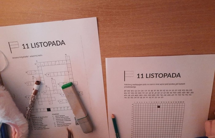 Dnia 10.11.2021 społeczność naszej szkoły świętowała Dzień Odzyskania Niepodległości. Niestety w reżimie sanitarnym odbył się uroczysty apel „Zaśpiewajmy dla Niepodległej” przygotowany przez wychowawcę kl.4b Panią Barbarę Rokitę przy udziale samorządów uczniowskich klas 4-8. Patriotyczny charakter uroczystości podkreśliły barwy narodowe, godło i hymn. Uczniowie  w ciekawej inscenizacji przedstawili losy narodu Polskiego wyjaśniając hasło NIEPODLEGŁA - kolejne rozbiory, zrywy niepodległościowe i nadzieje Polaków na odzyskanie wolności, wreszcie powrót na mapę Europy jako niepodległy, suwerenny kraj. Klasa 4b z zaangażowaniem zaśpiewała hymn państwowy, Szarą Piechotę, Pierwszą Brygadę, Polską flagę i piosenkę „Jestem Polką i Polakiem” pod kierunkiem Pani Iwony Matukiewicz. Cała szkoła o godz.11.11 na spotkaniu z wychowawcą odśpiewała hymn państwowy. Nauczyciele przygotowali różnorodne zadania pt. „ 11 Listopada”. Słychać było pieśni patriotyczne, była także degustacja rogali świętomarcińskich. Wolontariusze pod opieką Pani Beaty Ziębickiej rozdawali kotyliony niepodległościowe. To była bezcenne lekcja historii. Dziękujemy wszystkim za zaangażowanie w dniu świętowania niepodległości.