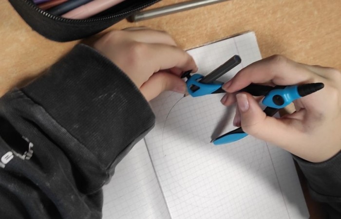 W trakcie zajęć wyrównawczych z matematyki uczniowie klas 5 i 6 ćwiczyli pracę z cyrklem. Mieli za zadanie za pomocą kół stworzyć kolorową mozaikę. Każdy uczestnik wykazał się dużą kreatywnością, a ćwiczenie tej umiejętności przyda się na zajęciach lekcyjnych z działu geometria. :)