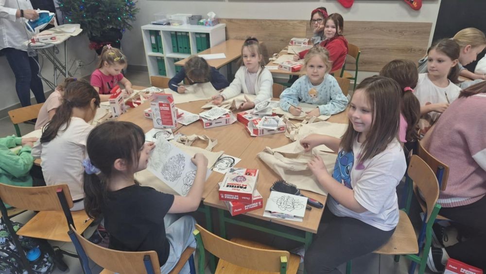 Artyści z klasy I B i IIB, uczestnicy projektu S.Z.U.M bardzo chętnie się spotykają na zajęciach kreatywności, wymieniają się pomysłami i tworzą cudowne, kreatywne prace. Na zajęciach panuje kolorowy zawrót głowy.Jest to bardzo miło spędzony czas. Dziewczynki nauczyły się tworzyć masę solną, slaymy, stworzyły piękne stroiki świąteczne, a przy tym dobrze się bawiły.