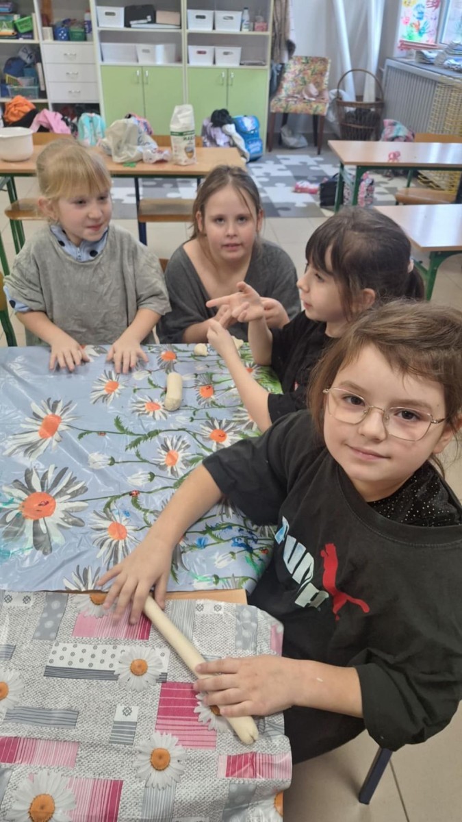 Artyści z klasy I B i IIB, uczestnicy projektu S.Z.U.M bardzo chętnie się spotykają na zajęciach kreatywności, wymieniają się pomysłami i tworzą cudowne, kreatywne prace. Na zajęciach panuje kolorowy zawrót głowy.Jest to bardzo miło spędzony czas. Dziewczynki nauczyły się tworzyć masę solną, slaymy, stworzyły piękne stroiki świąteczne, a przy tym dobrze się bawiły.