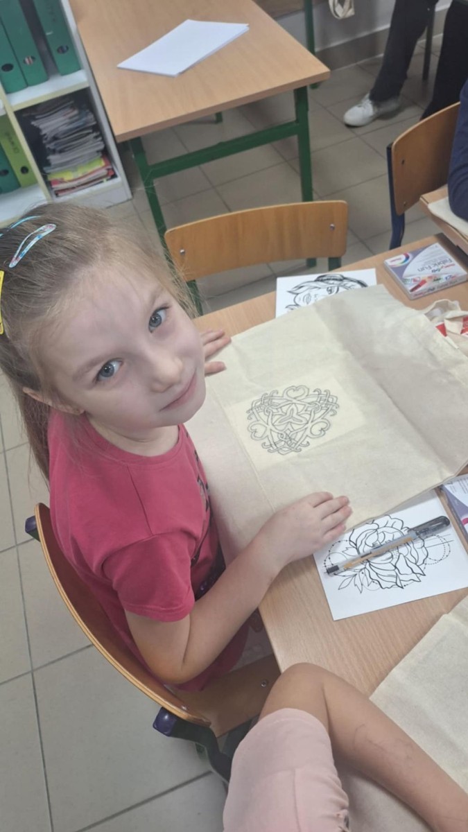 Artyści z klasy I B i IIB, uczestnicy projektu S.Z.U.M bardzo chętnie się spotykają na zajęciach kreatywności, wymieniają się pomysłami i tworzą cudowne, kreatywne prace. Na zajęciach panuje kolorowy zawrót głowy.Jest to bardzo miło spędzony czas. Dziewczynki nauczyły się tworzyć masę solną, slaymy, stworzyły piękne stroiki świąteczne, a przy tym dobrze się bawiły.