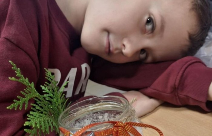 Artyści z klasy I B i IIB, uczestnicy projektu S.Z.U.M bardzo chętnie się spotykają na zajęciach kreatywności, wymieniają się pomysłami i tworzą cudowne, kreatywne prace. Na zajęciach panuje kolorowy zawrót głowy.Jest to bardzo miło spędzony czas. Dziewczynki nauczyły się tworzyć masę solną, slaymy, stworzyły piękne stroiki świąteczne, a przy tym dobrze się bawiły.