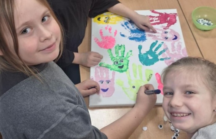 Artyści z klasy I B i IIB, uczestnicy projektu S.Z.U.M bardzo chętnie się spotykają na zajęciach kreatywności, wymieniają się pomysłami i tworzą cudowne, kreatywne prace. Na zajęciach panuje kolorowy zawrót głowy.Jest to bardzo miło spędzony czas. Dziewczynki nauczyły się tworzyć masę solną, slaymy, stworzyły piękne stroiki świąteczne, a przy tym dobrze się bawiły.