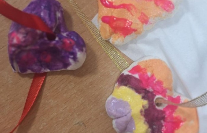 Artyści z klasy I B i IIB, uczestnicy projektu S.Z.U.M bardzo chętnie się spotykają na zajęciach kreatywności, wymieniają się pomysłami i tworzą cudowne, kreatywne prace. Na zajęciach panuje kolorowy zawrót głowy.Jest to bardzo miło spędzony czas. Dziewczynki nauczyły się tworzyć masę solną, slaymy, stworzyły piękne stroiki świąteczne, a przy tym dobrze się bawiły.