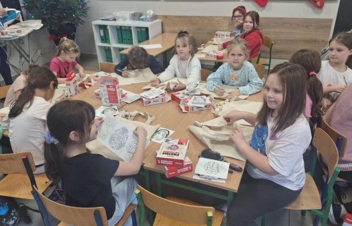 Artyści z klasy I B i IIB, uczestnicy projektu S.Z.U.M bardzo chętnie się spotykają na zajęciach kreatywności, wymieniają się pomysłami i tworzą cudowne, kreatywne prace. Na zajęciach panuje kolorowy zawrót głowy.Jest to bardzo miło spędzony czas. Dziewczynki nauczyły się tworzyć masę solną, slaymy, stworzyły piękne stroiki świąteczne, a przy tym dobrze się bawiły.