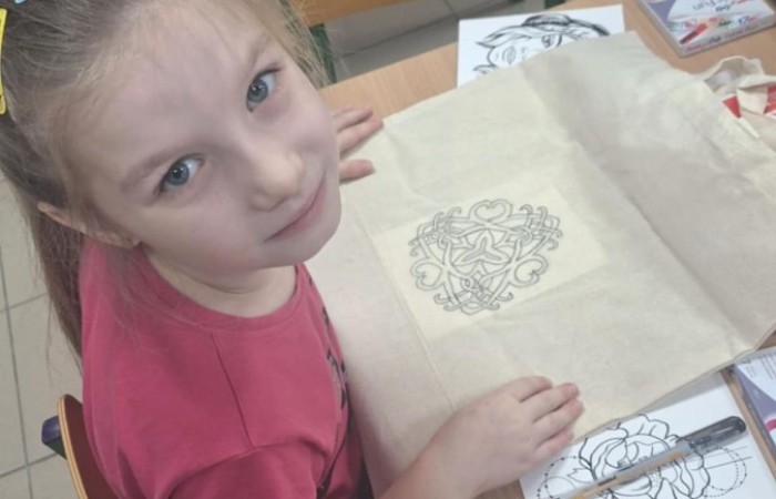 Artyści z klasy I B i IIB, uczestnicy projektu S.Z.U.M bardzo chętnie się spotykają na zajęciach kreatywności, wymieniają się pomysłami i tworzą cudowne, kreatywne prace. Na zajęciach panuje kolorowy zawrót głowy.Jest to bardzo miło spędzony czas. Dziewczynki nauczyły się tworzyć masę solną, slaymy, stworzyły piękne stroiki świąteczne, a przy tym dobrze się bawiły.