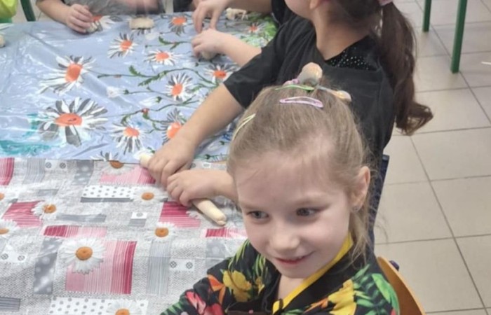 Artyści z klasy I B i IIB, uczestnicy projektu S.Z.U.M bardzo chętnie się spotykają na zajęciach kreatywności, wymieniają się pomysłami i tworzą cudowne, kreatywne prace. Na zajęciach panuje kolorowy zawrót głowy.Jest to bardzo miło spędzony czas. Dziewczynki nauczyły się tworzyć masę solną, slaymy, stworzyły piękne stroiki świąteczne, a przy tym dobrze się bawiły.