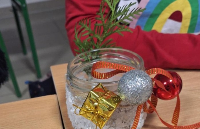 Artyści z klasy I B i IIB, uczestnicy projektu S.Z.U.M bardzo chętnie się spotykają na zajęciach kreatywności, wymieniają się pomysłami i tworzą cudowne, kreatywne prace. Na zajęciach panuje kolorowy zawrót głowy.Jest to bardzo miło spędzony czas. Dziewczynki nauczyły się tworzyć masę solną, slaymy, stworzyły piękne stroiki świąteczne, a przy tym dobrze się bawiły.