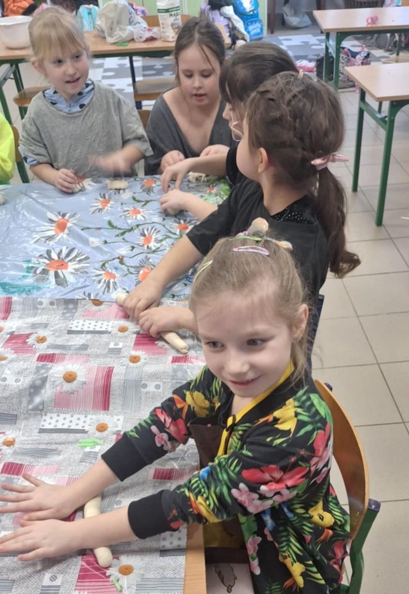 Artyści z klasy I B i IIB, uczestnicy projektu S.Z.U.M bardzo chętnie się spotykają na zajęciach kreatywności, wymieniają się pomysłami i tworzą cudowne, kreatywne prace. Na zajęciach panuje kolorowy zawrót głowy.Jest to bardzo miło spędzony czas. Dziewczynki nauczyły się tworzyć masę solną, slaymy, stworzyły piękne stroiki świąteczne, a przy tym dobrze się bawiły.