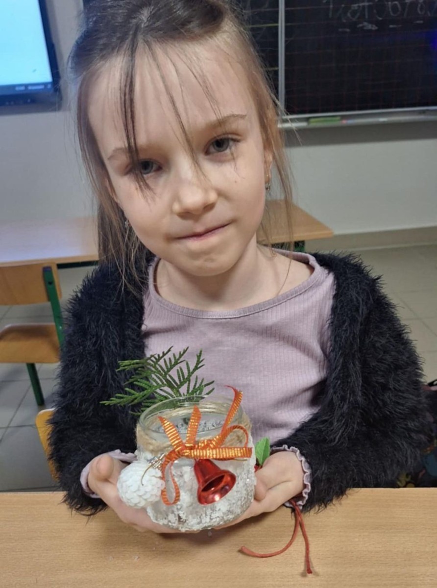 Artyści z klasy I B i IIB, uczestnicy projektu S.Z.U.M bardzo chętnie się spotykają na zajęciach kreatywności, wymieniają się pomysłami i tworzą cudowne, kreatywne prace. Na zajęciach panuje kolorowy zawrót głowy.Jest to bardzo miło spędzony czas. Dziewczynki nauczyły się tworzyć masę solną, slaymy, stworzyły piękne stroiki świąteczne, a przy tym dobrze się bawiły.