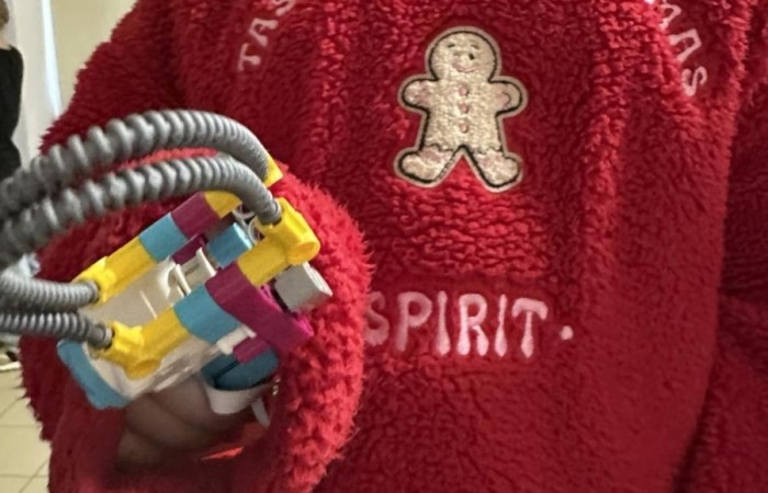 W ramach projektu S.Z.U.M współfinansowanego ze środków Unii Europejskiej systematycznie odbywały się warsztaty komputerowe połączone z robotyką, które zgromadziły liczną grupę entuzjastów nowych technologii i robotyki. Uczestnicy, wyposażeni w zestawy LEGO Spike Prime, mieli okazję rozwijać swoje umiejętności konstrukcyjne oraz programistyczne w atmosferze kreatywnej współpracy i zabawy. Od samego początku zajęć uczestnicy zostali podzieleni na małe zespoły, co sprzyjało integracji oraz wymianie pomysłów. Zadaniem każdej grupy było skonstruowanie robota, który będzie w stanie wykonać określone zadania. Dzięki wsparciu trenera, młodzi inżynierowie nauczyli się, jak krok po kroku budować solidne i funkcjonalne konstrukcje. Był to nie tylko proces twórczy, ale również doskonała lekcja precyzji i cierpliwości. 

Kolejnym etapem warsztatów było programowanie zbudowanych robotów. Uczestnicy, korzystając z intuicyjnego oprogramowania LEGO Spike Prime, mieli okazję zaprogramować swoje konstrukcje do wykonywania różnorodnych ruchów oraz zadań. Wielu z nich po raz pierwszy zetknęło się z programowaniem, co stanowiło nie lada wyzwanie, ale i doskonałą zabawę. Każdy z zespołów osiągnął sukces, ucząc się przy tym podstaw programowania i logiki algorytmicznej.

Zwieńczeniem warsztatów była prezentacja gotowych projektów. Każda grupa z dumą przedstawiła swoje konstrukcje, demonstrując ich funkcjonalność oraz unikalne cechy. Był to moment pełen emocji i satysfakcji, zarówno dla uczestników, jak i dla prowadzących zajęcia.